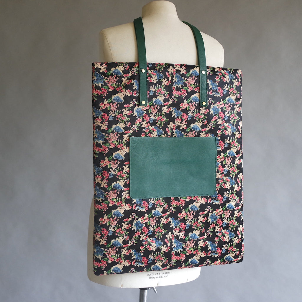 HIGH BAG #24 EVA ZINGONI | Soie fleurs vertes | Manifeste  https://www.evazingoni.fr/products/high-bag-24-soie-fleurs-vertes-manifeste  Sac cabas de luxe en tissu 100% soie motif fleurs vertes et cuir végétale recyclé coloris vert émeraude. Extrait du premier paragraphe du "Manifeste pour une science post-matérialiste" de Mario Beauregard en coloris or. Tote bag. Silk bag. Luxury bag