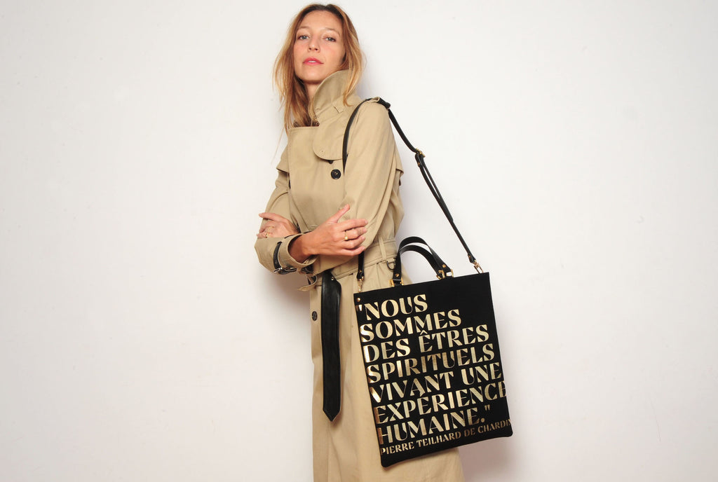 Sac cabas de luxe en flanelle de laine et cachemire noir. Cuir noir. Citation philosophique "Nous sommes des êtres spirituels vivant une expérience humaine." de Pierre Teilhard de Chardin. Eco bag. Sustainability. Tote bag. 