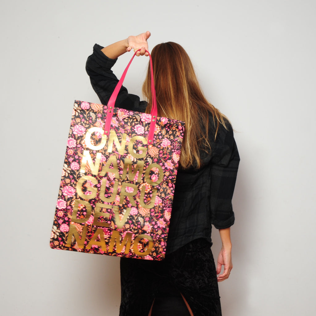 HIGH BAG #23 EVA ZINGONI | Soie fleurs rose | Ong namo  https://www.evazingoni.fr/products/high-bag-23-soie-fleurs-rose-ong-namo  Sac cabas de luxe en soie avec motifs fleurs roses et cuir végétale coloris rose. Mantra issu de la pratique du Yoga Kundalini "Ong namo guru dev namo" coloris or. Eco bag. Sustainability. Tote bag.