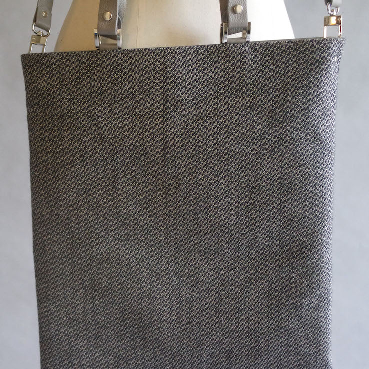 Sac cabas de luxe Medium High bag. Eva Zingoni. Gris . Mantra provenant de la pratique de Yoga kundalini "Ong namo guru dev namo" en coloris or. Eco bag. Sustainability. Tote bag. 