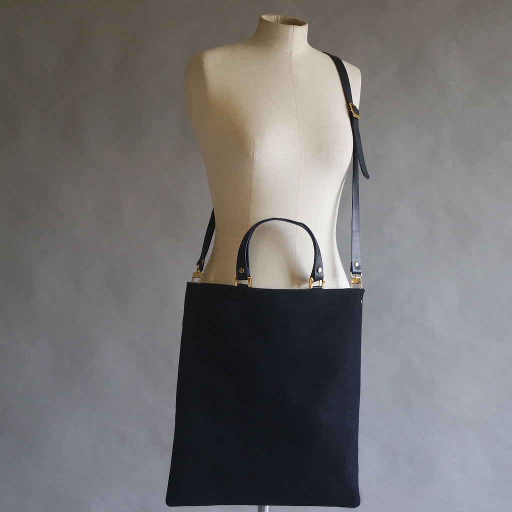 Sac cabas luxe en 100% soie noire et cuir noir. Impression sérigraphie avec l'image de la "Vierge qui défait les noeuds" en coloris or. Sustainability. Eco bag. Designer handbags. 