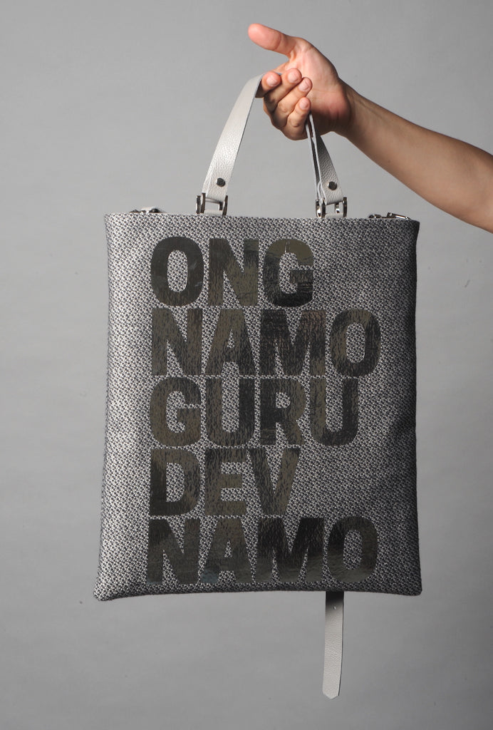 Sac cabas de luxe Medium High bag. Eva Zingoni. Gris . Mantra provenant de la pratique de Yoga kundalini "Ong namo guru dev namo" en coloris or. Eco bag. Sustainability. Tote bag. 
