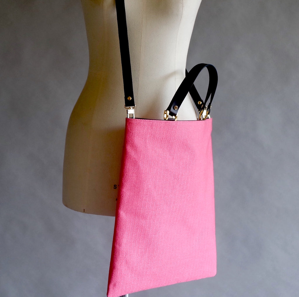 Medium High Bag 11 - EVA ZINGONI - Rose - Impression sérigraphiée de la Vierge qui défait les noeuds" coloris noir. Eco bag. Sustainability. Tote bag. 